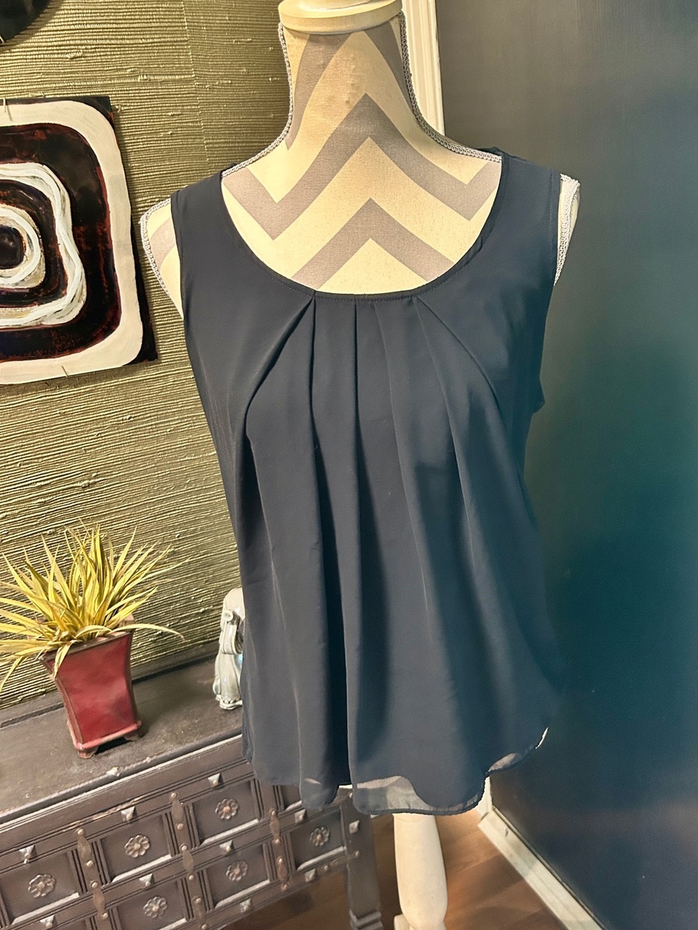 New York & Co. Ladies Black Chiffon Sleeveless Pleated Front Blouse Preowned Med